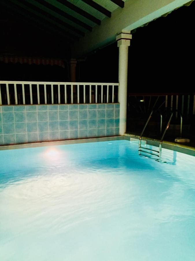 Soleil La Bed & Breakfast Terre-de-Bas Bagian luar foto